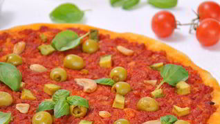 Постная пицца с оливками и чесноком