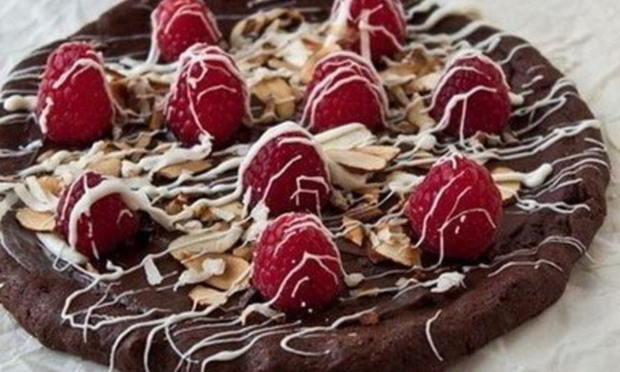 Рецепт шоколадной пиццы с миндалем и малиной
