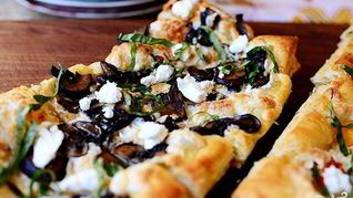 Слоеная пицца с грибами