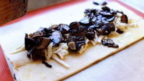 слоеная пицца с грибами