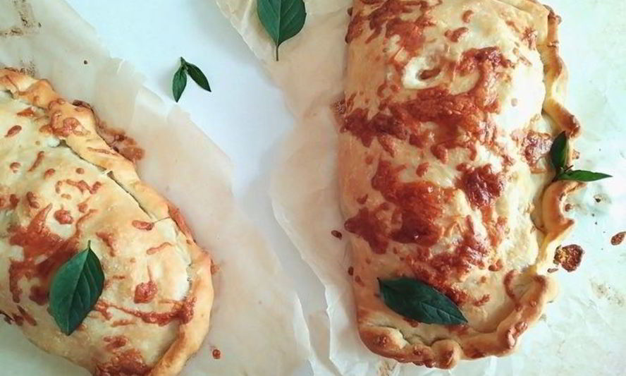 Рецепт закрытой пиццы с курицей и чесноком