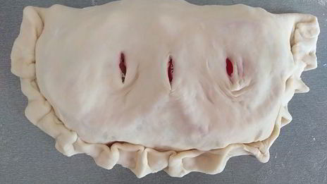 закрытая пицца с курицей и чесноком