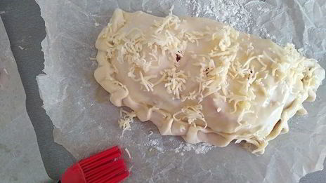 закрытая пицца с курицей и чесноком