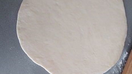 закрытая пицца с курицей и чесноком