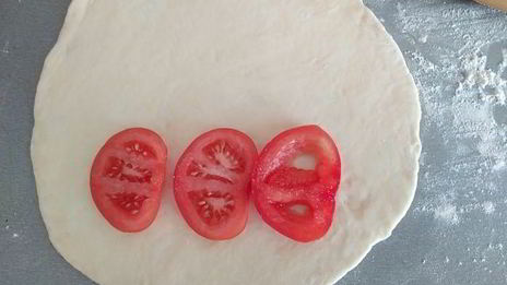 закрытая пицца с курицей и чесноком