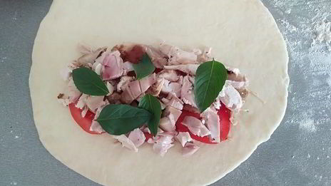 закрытая пицца с курицей и чесноком