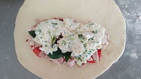 закрытая пицца с курицей и чесноком