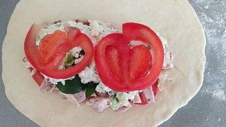 закрытая пицца с курицей и чесноком