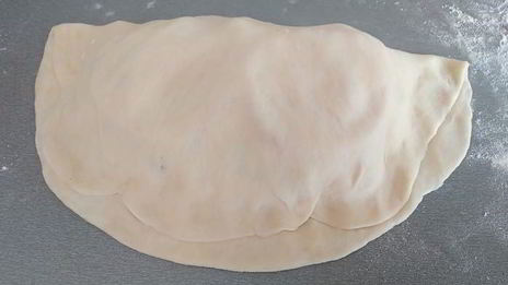 закрытая пицца с курицей и чесноком