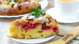 Шарлотка с яблоками и вишней