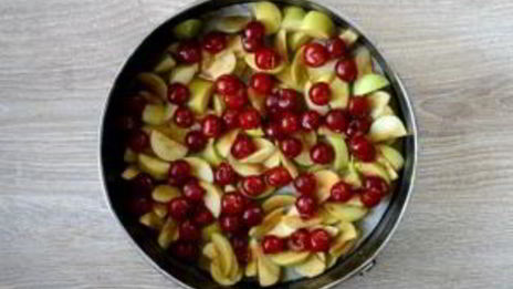 шарлотка с яблоками и вишней