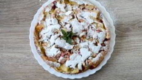 шарлотка с яблоками и вишней