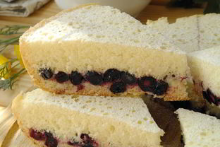 Шарлотка с ягодами