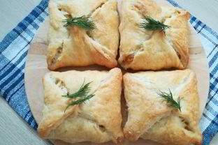 Слоеные конвертики с сыром