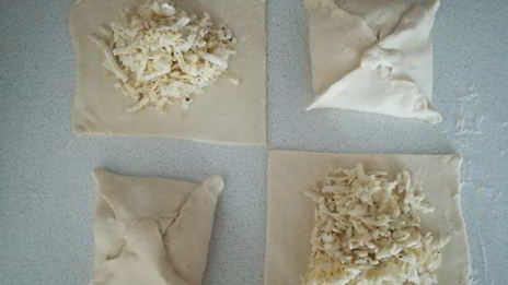 слоеные конвертики с сыром