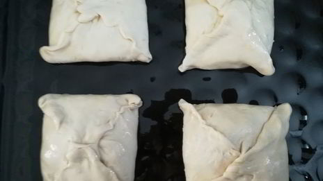 слоеные конвертики с сыром