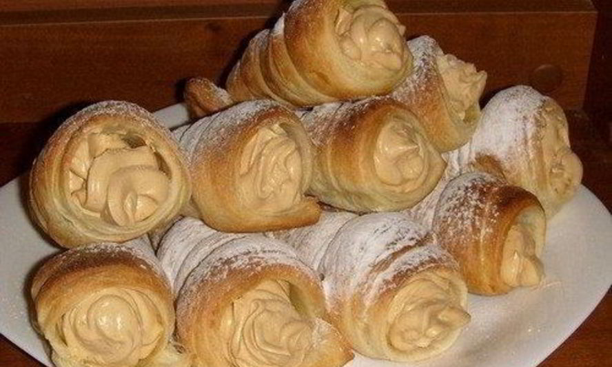 Рецепт слоеных трубочек с вареным сгущенным молоком