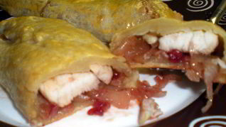 Слойка с белым мясом птицы и луково-брусничным конфитюром