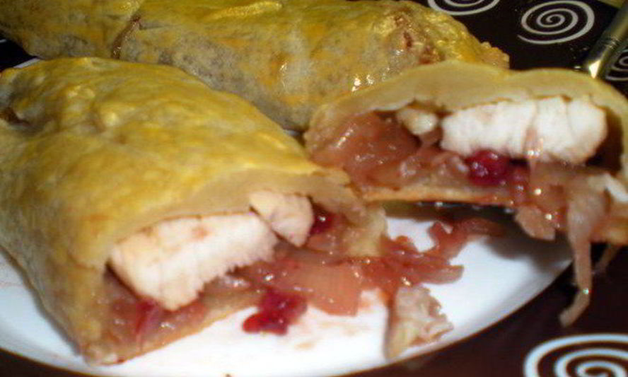 Рецепт слойки с белым мясом птицы и луково-брусничным конфитюром