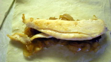 слойка с белым мясом птицы и луково-брусничным конфитюром