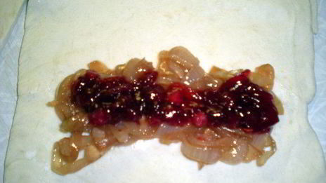 слойка с белым мясом птицы и луково-брусничным конфитюром