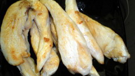 слойка с белым мясом птицы и луково-брусничным конфитюром