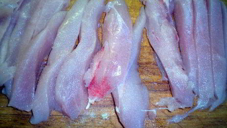 слойка с белым мясом птицы и луково-брусничным конфитюром