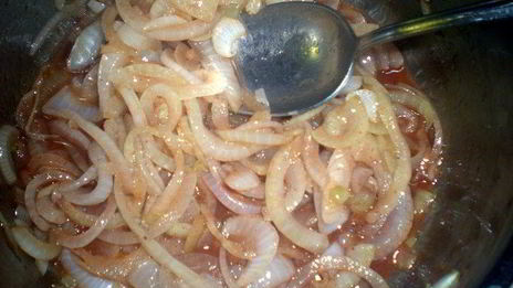 слойка с белым мясом птицы и луково-брусничным конфитюром