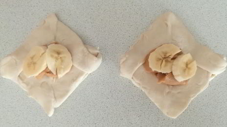 слойки с арахисовой пастой и бананом