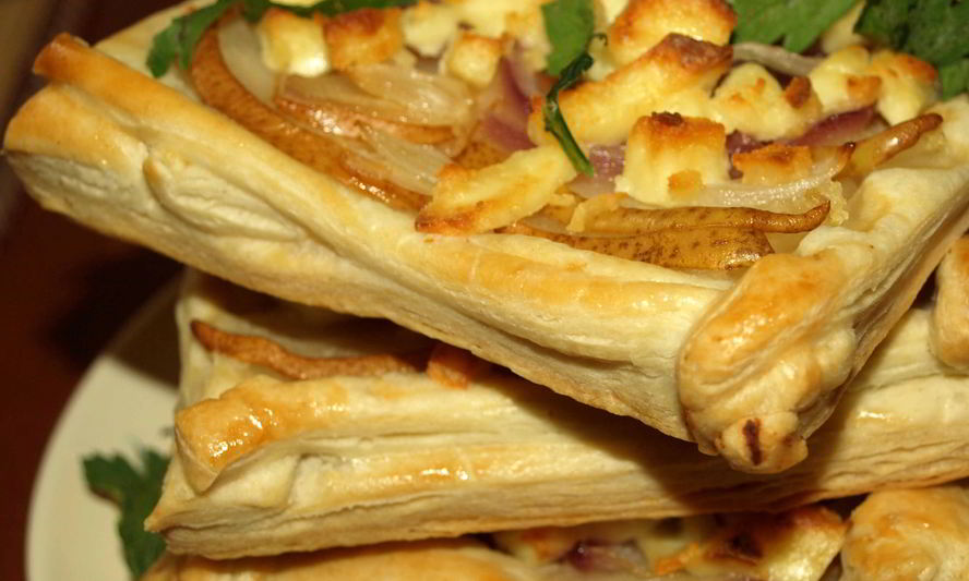 Рецепт слоек с грушей, ялтинским луком и адыгейским сыром