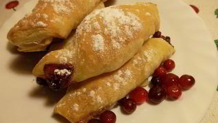 Слойки с клюквой