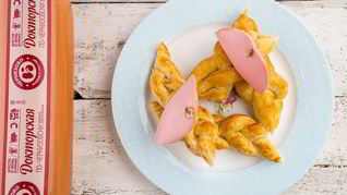 Слойки с колбасой