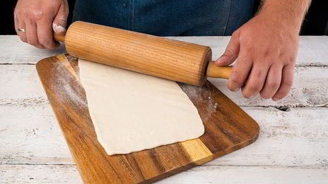 слойки с колбасой