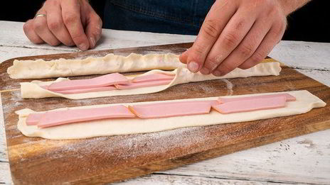 слойки с колбасой