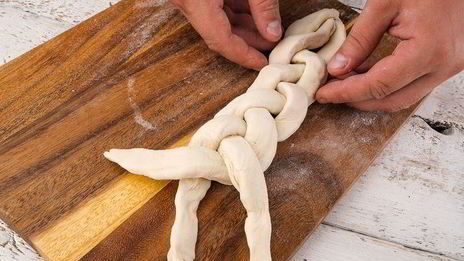 слойки с колбасой