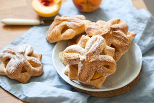 Слойки с персиками