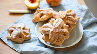 Слойки с персиками