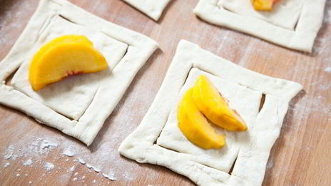 слойки с персиками