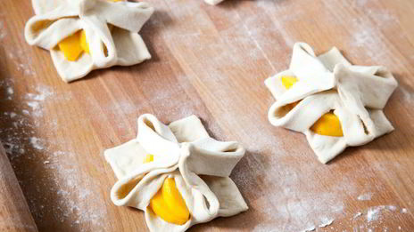 слойки с персиками