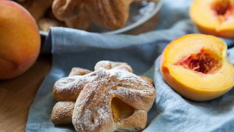 слойки с персиками