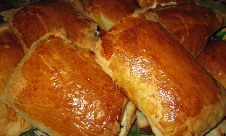 Рецепт слоек с творогом и изюмом