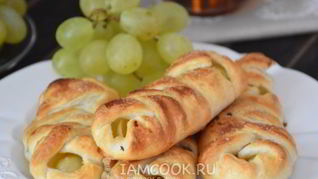 Слойки с виноградом