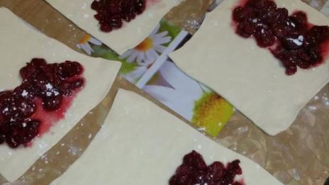 слойки вишенка из готового теста