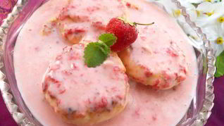 Десерт из сырников в сметане с клубникой