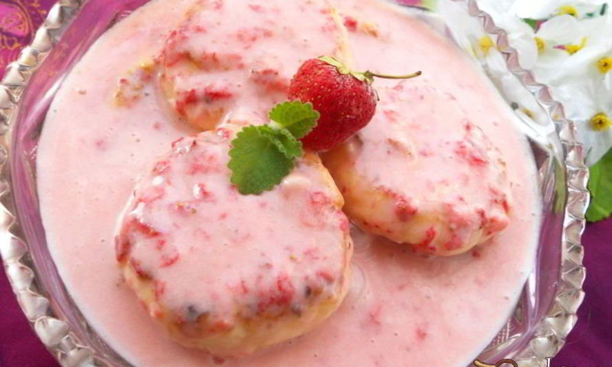 Рецепт десерта из сырников в сметане с клубникой