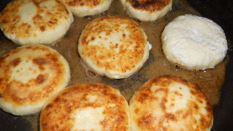 десерт из сырников в сметане с клубникой