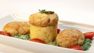 Мясные сырники с зеленой сметаной