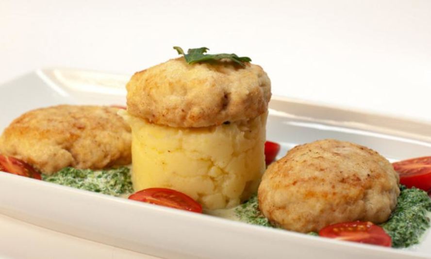 Рецепт мясных сырников с зеленой сметаной