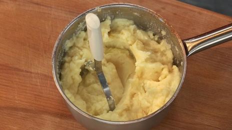 мясные сырники с зеленой сметаной