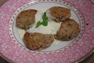 Мятные сырники с маслинами и сметанным соусом